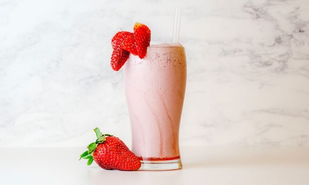 Frappé de fresa con ROMPOPE y un toque de leche condensada