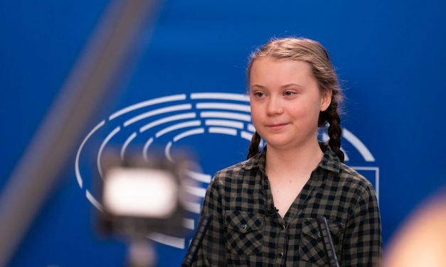 Secretario de EU dice a Greta Thunberg que estudie antes de opinar