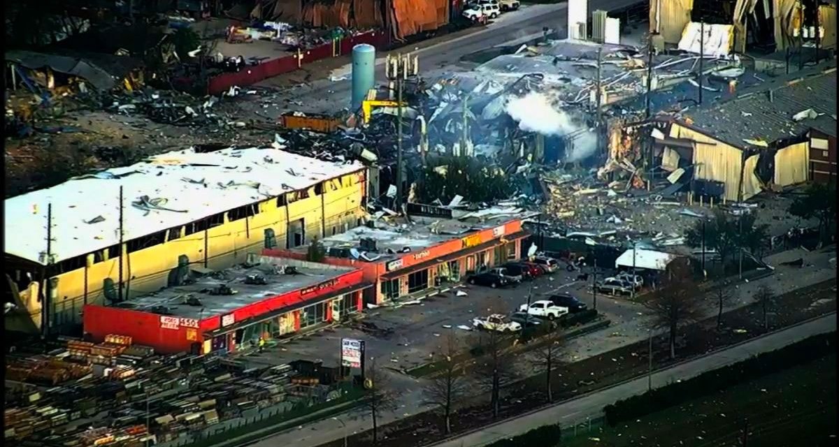 Dos muertos por explosión en Houston