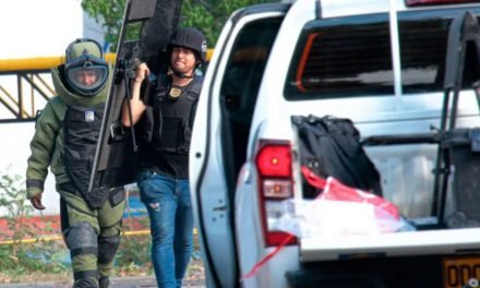 Mueren siete personas tras explosión de autobús en Colombia
