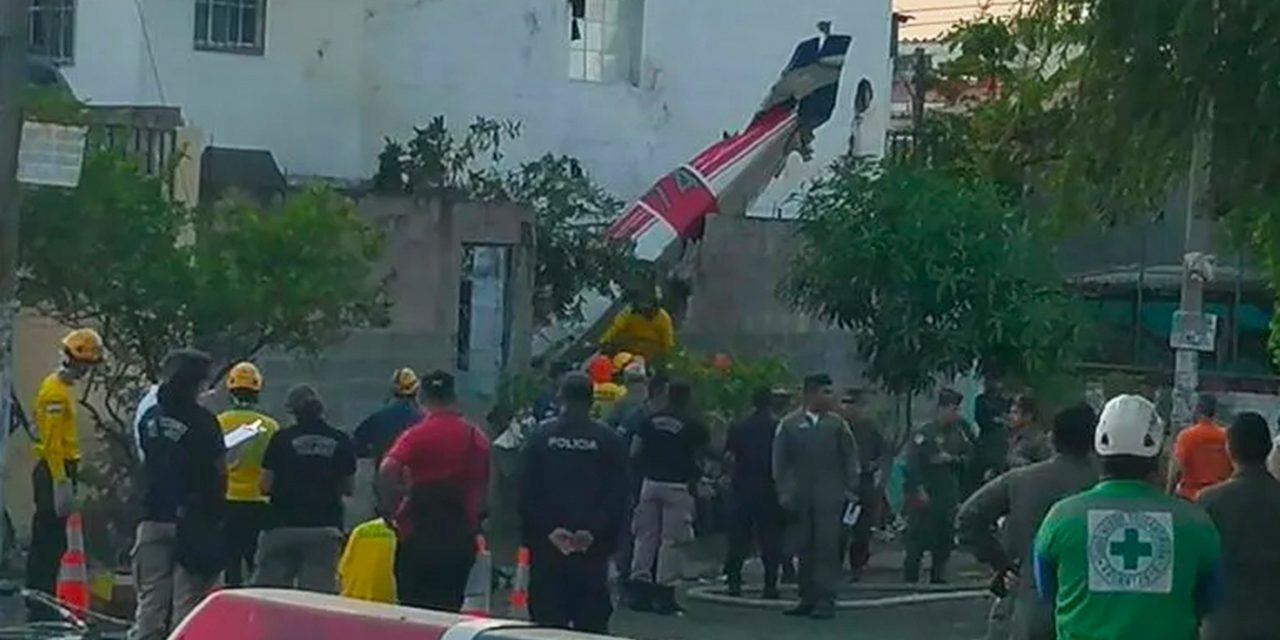 Una avioneta se estrella contra una casa en El Salvador