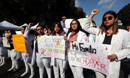 “Ni una bata menos”, exigen alumnos de la UAEM