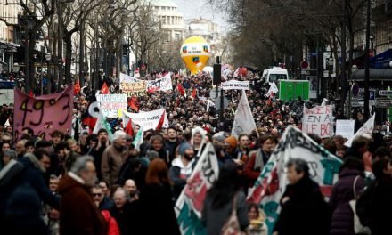 Macron impulsa su reforma de pensiones pese a las protestas