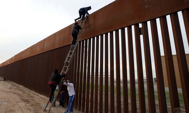 Hispanos, los que más quieren el muro según Trump