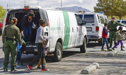 ICE libera a casi 700 inmigrantes por riesgo de coronavirus