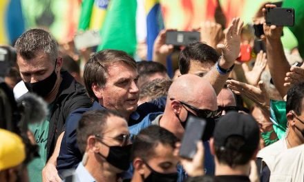 Bolsonaro ignora recomendaciones y se mezcla en multitudinaria manifestación