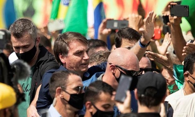 Bolsonaro ignora recomendaciones y se mezcla en multitudinaria manifestación