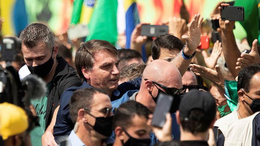 Bolsonaro ignora recomendaciones y se mezcla en multitudinaria manifestación