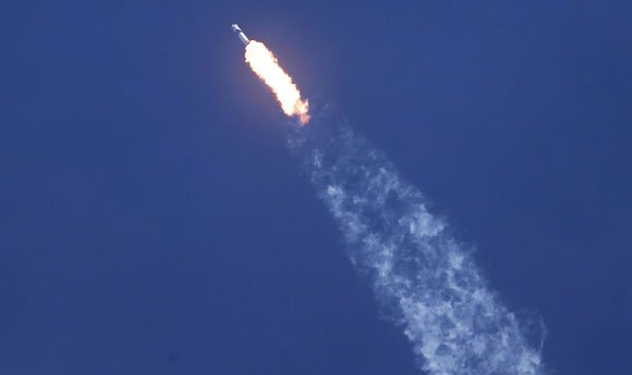 Vuelo espacial de SpaceX despega con éxito