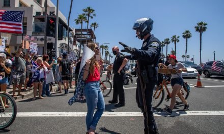 Miles se manifiestan por reapertura en California
