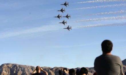 Aviones militares honran a trabajadores de la salud en Florida