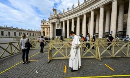 La basílica de San Pedro reabre y los italianos vuelven a misa