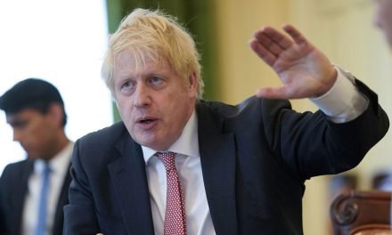 Boris Johnson prepara un plan de desconfinamiento progresivo