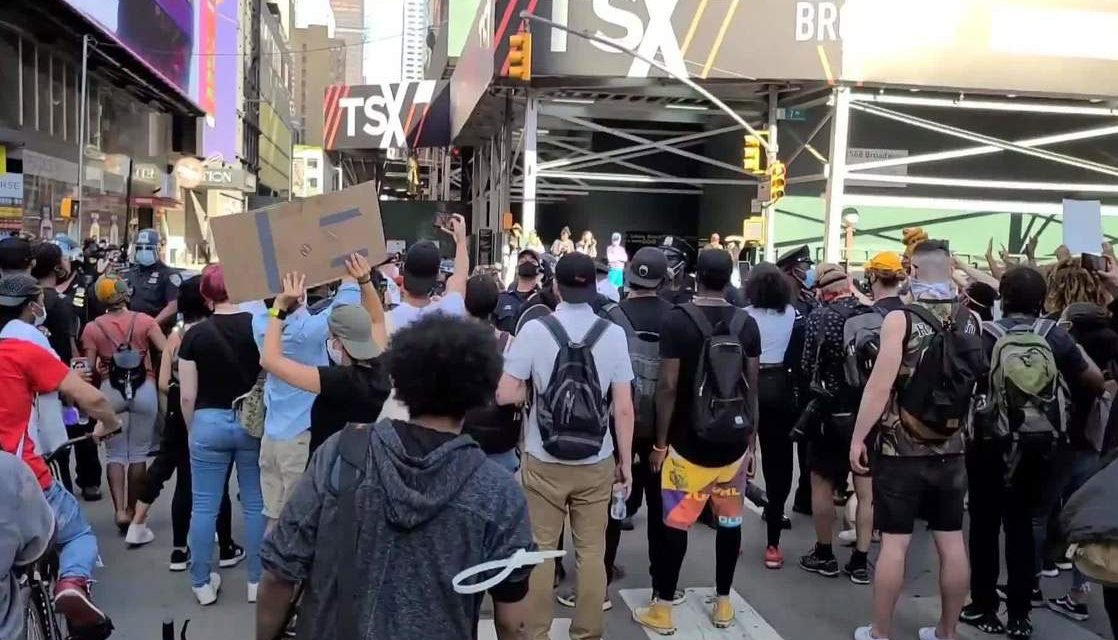 Multitud es embestida por un camión en una protesta en Minneapolis