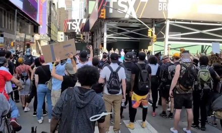 Multitud es embestida por un camión en una protesta en Minneapolis