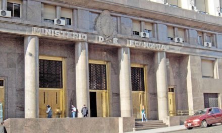 Evacúan el edificio del Ministerio de Economía de Argentina por una fuga de gas