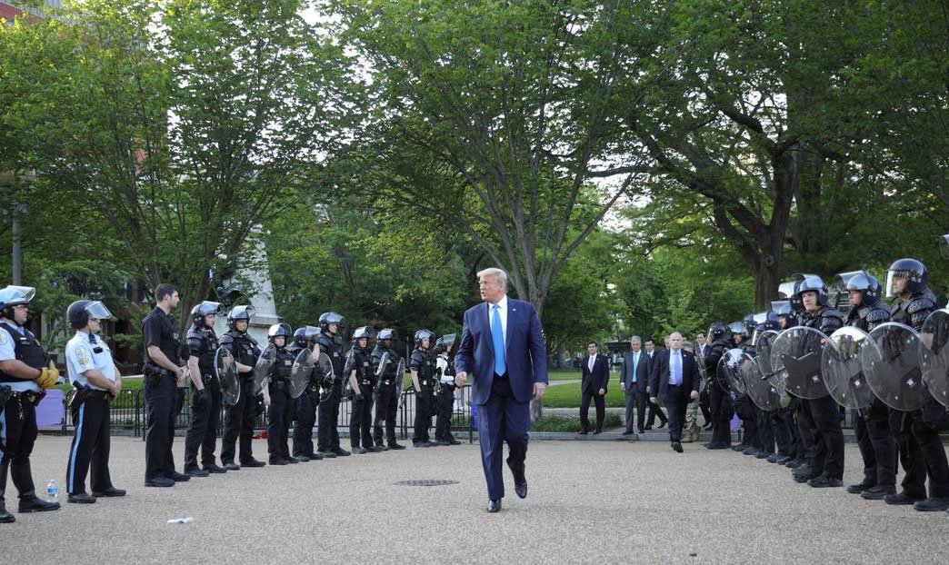 Trump amenaza con activar el Ejército ante los disturbios invocando la Ley de Insurrección