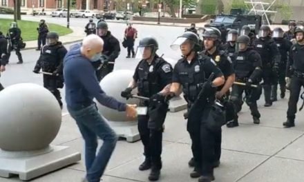 Acusan a policías que empujaron a un anciano durante una protesta en Búfalo