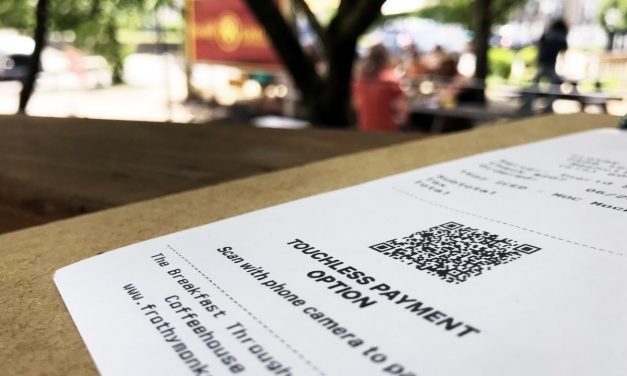 Restaurantes, clientes en Nashville se adaptan a métodos de pago sin contacto