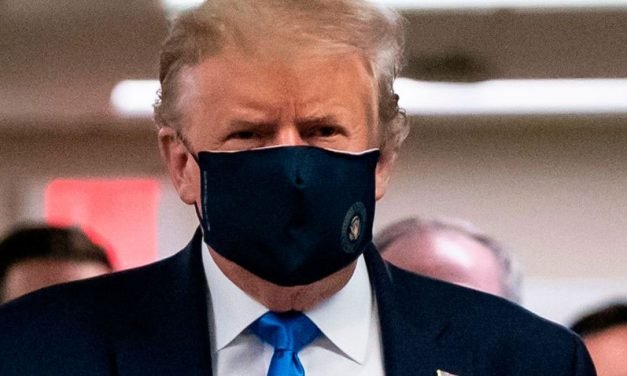 Donald Trump se deja ver con cubrebocas por primera vez