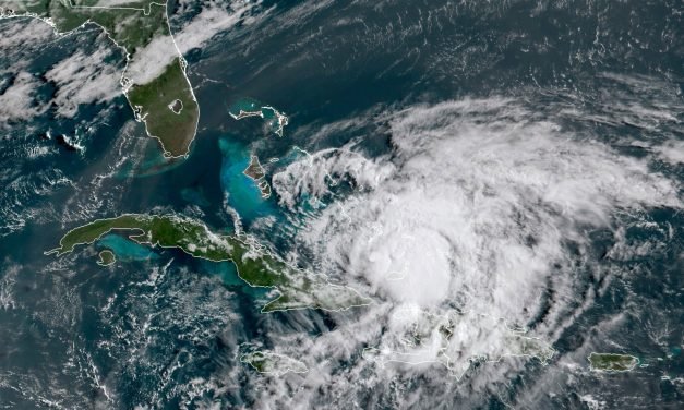 ”Isaías” azota Bahamas y se dirige a Florida