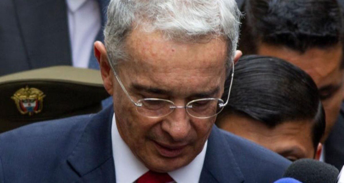 Ordenan detención domiciliaria de expresidente colombiano Álvaro Uribe