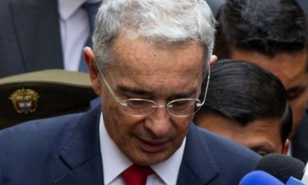 Ordenan detención domiciliaria de expresidente colombiano Álvaro Uribe