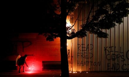 Manifestantes prenden fuego a una estación de policía en EE.UU. durante una noche de disturbios