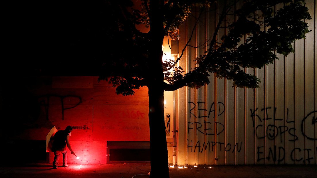 Manifestantes prenden fuego a una estación de policía en EE.UU. durante una noche de disturbios