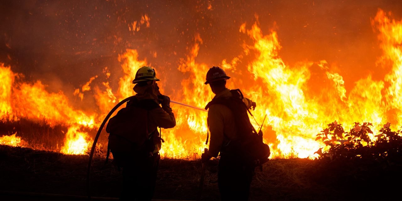 Evacuan a miles de habitantes en California por incendio