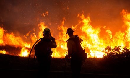 Evacuan a miles de habitantes en California por incendio