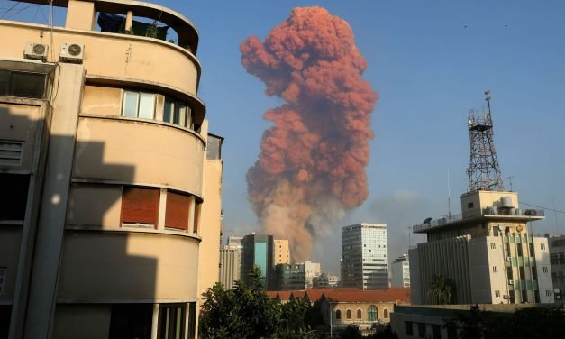 Varios muertos y cientos de heridos tras potentes explosiones en Beirut