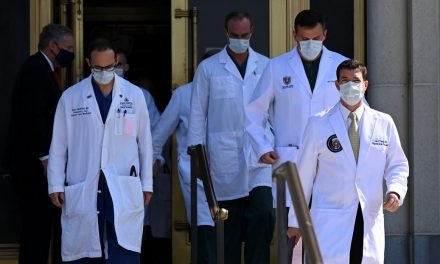 El equipo médico de Trump afirma que el presidente ha experimentado bajas de oxígeno en la sangre