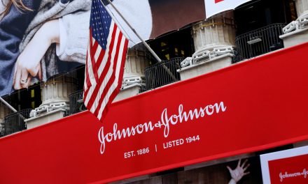 Johnson & Johnson detiene los ensayos de su vacuna contra el covid-19 debido a una enfermedad inexplicable de un participante