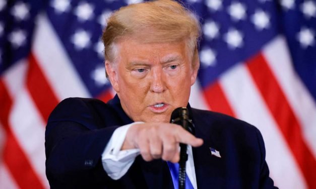 Trump afirma que lideraba en muchos estados clave, pero luego “uno por uno desaparecieron mágicamente”