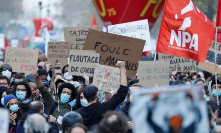 Policías golpean violentamente en la cara a un periodista sirio durante las protestas en París