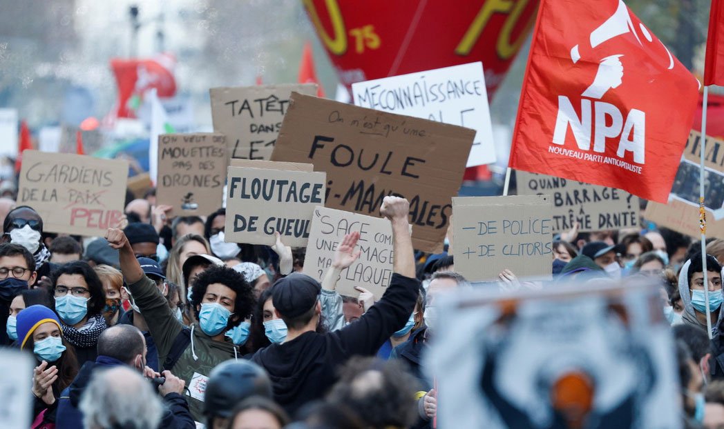 Policías golpean violentamente en la cara a un periodista sirio durante las protestas en París