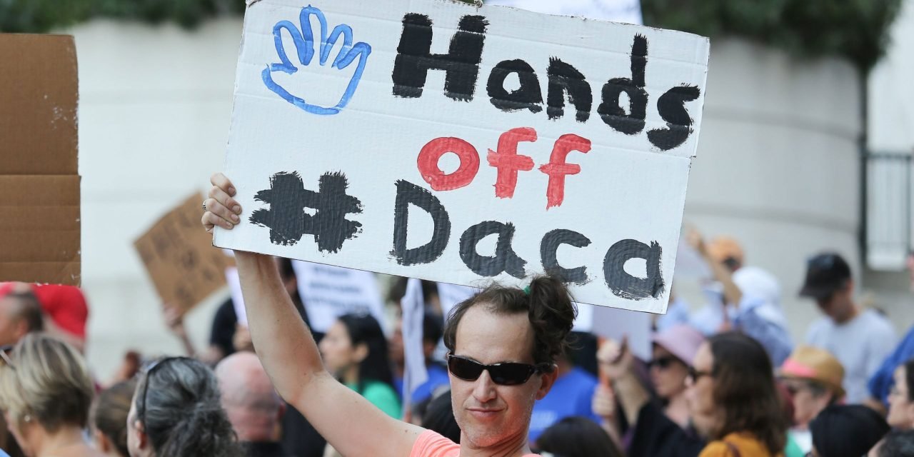 Juez de EU ordena a la administración de Trump restaurar el DACA