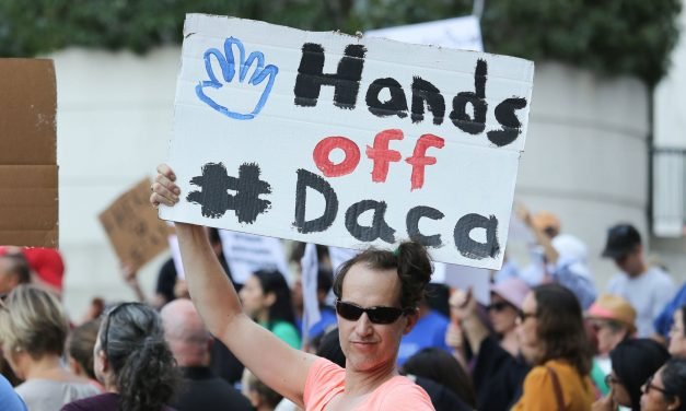 Juez de EU ordena a la administración de Trump restaurar el DACA