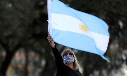 Alberto Fernández acuerda empezar este martes la vacunación en Argentina con Sputnik V