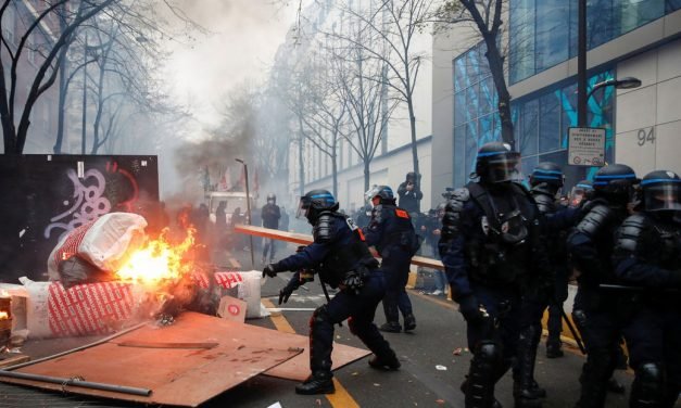 Gases lacrimógenos, coches en llamas y detenciones en Francia por la revisión de la ley de seguridad