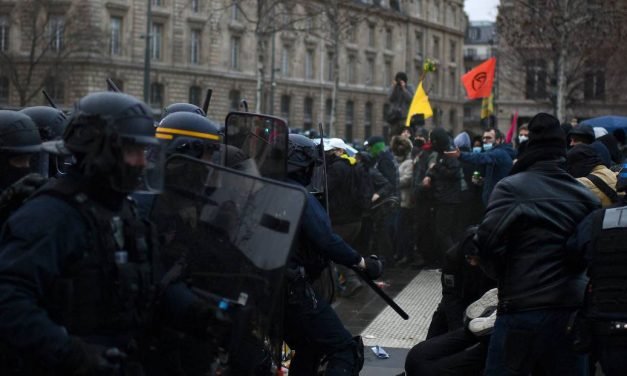 La Policía francesa usa porras, gases lacrimógenos y cañones de agua contra los manifestantes que se oponen a la ley de seguridad global