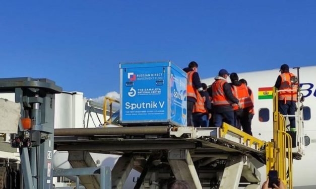 Aterriza en Bolivia el primer lote de la vacuna rusa Sputnik V contra el coronavirus