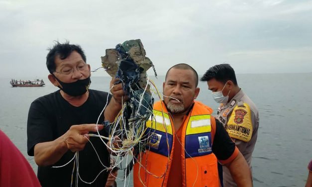 Encuentran escombros del avión de pasajeros indonesio y restos humanos en aguas de Yakarta