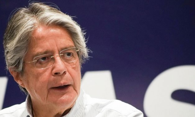 El candidato presidencial Guillermo Lasso acepta la propuesta de dialogar con Yaku Pérez frente al CNE en Quito