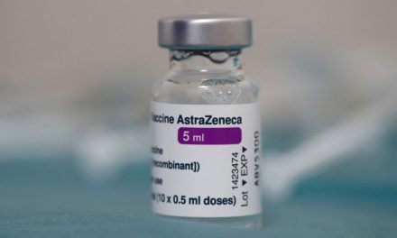 AstraZeneca se pronuncia luego de que varios países suspendieran el uso de su vacuna por informes de provocar trombos como efecto secundario