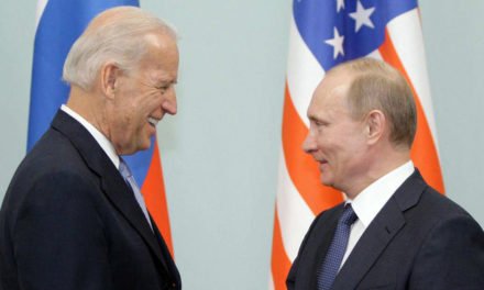 Biden mantiene una conversación telefónica con Putin y propone celebrar una reunión en un tercer país