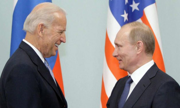 Biden mantiene una conversación telefónica con Putin y propone celebrar una reunión en un tercer país