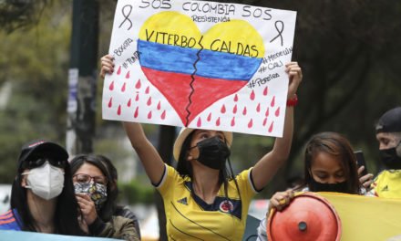Manifestantes y agentes heridos, disturbios y saqueos en el séptimo día de protestas en Colombia