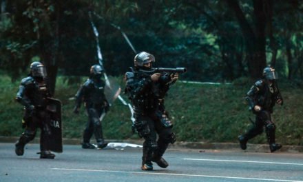 Amnistía Internacional insta a EE.UU. a suspender venta de armas y equipo a Colombia porque son usadas para “reprimir las protestas”